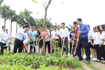 Lễ bế giảng năm học 2016-2017 và trưởng thành của học sinh khóa 20 trường Hữu Nghị T78