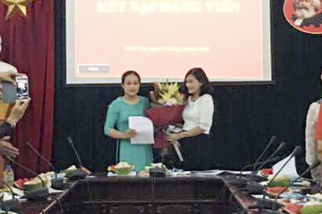 Chi bộ Đào tạo tổ chức Lễ kết nạp Đảng viên mới