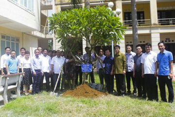 LƯU HỌC SINH LÀO TỔ CHỨC LỄ TRI ÂN CÁC THẦY CÔ GIÁO VÀ LIÊN HOAN CHIA TAY RA TRƯỜNG