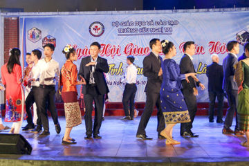 TƯNG BỪNG NGÀY HỘI GIAO LƯU VĂN HÓA “THẮM TÌNH HỮU NGHỊ VIỆT-LÀO”