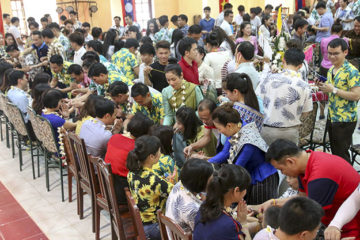 Lưu học sinh Lào tưng bừng đón Tết cổ truyền Bunpimay 2562