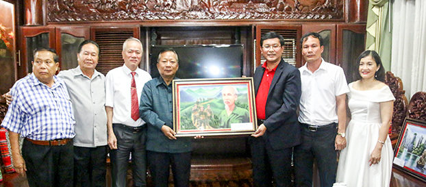 Đại tướng Chăn sá mỏn CHĂN NHA LẠT - UV BCT, Bộ trưởng Bộ quốc phòng, TS. Cha lơn YIA PAO HƠ - Bộ trưởng Văn phòng Thủ tướng tiếp lãnh đạo Bộ Giáo dục và Đào tạo và trường Hữu Nghị T78