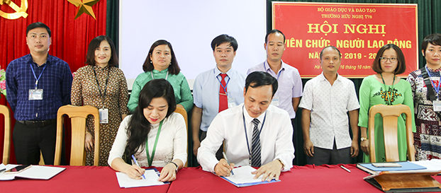 Kí kết giao ước thi đua giữa BGH và Công đoàn trường tại Hội nghị viên chức, người lao động năm 2019 - 2020