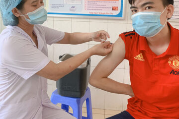 Lưu học sinh Lào được tiêm vacxin phòng Covid- 19