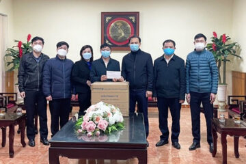 Lãnh đạo UBND xã Thọ Lộc thăm tặng quà Lưu học sinh Lào và động viên nhà trường chống dịch